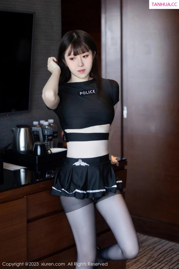   [XiuRen]高清写真图 2023.11.09 No.7637 林悠悠 短裙美腿第9张图片